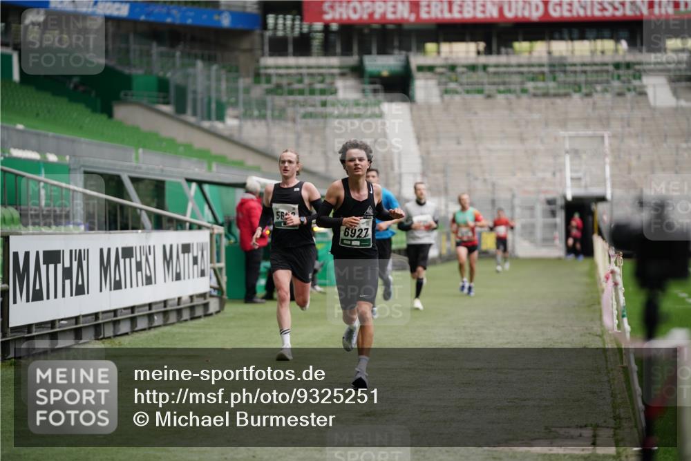 05.10.2025 - 20. swb-Marathon Bremen Michael Burmester http://msf.ph/oto/9325251 05.10.2025 12:34:26 Laufen im Stadion 838, 870, 925, 993, 1034, 1221, 1338, 1339, 1444, 2151, 3552, 5608, 5640, 6927, 6984, 7442, 8550, 9046, 307, 363, 474, 900, 1070, 1360, 1372, 7259, 8550, 9046 meine-sportfotos.de