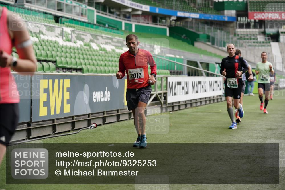 05.10.2025 - 20. swb-Marathon Bremen Michael Burmester http://msf.ph/oto/9325253 05.10.2025 12:44:42 Laufen im Stadion 109, 329, 506, 539, 548, 642, 657, 819, 917, 1631, 2013, 2092, 2188, 2666, 2719, 3150, 3219, 3251, 3327, 3342, 3982, 4358, 4422, 5908, 6302, 6633, 7099, 7373, 7525, 7949, 8030, 8169, 8351, 8382, 288, 1196, 1992, 2249, 7949 meine-sportfotos.de