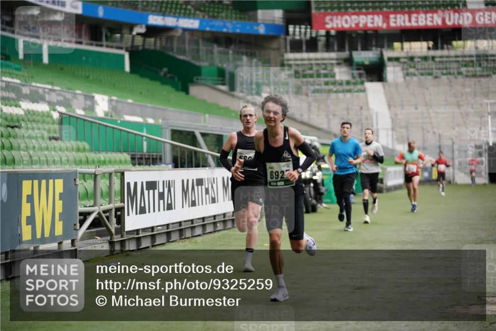 05.10.2025 - 20. swb-Marathon Bremen Michael Burmester http://msf.ph/oto/9325259 05.10.2025 12:34:27 Laufen im Stadion 838, 870, 925, 993, 1034, 1221, 1338, 1339, 1444, 2151, 3552, 5608, 5640, 6927, 6984, 7442, 307, 474, 900, 1070, 1360, 1372, 7259, 8550, 9046 meine-sportfotos.de