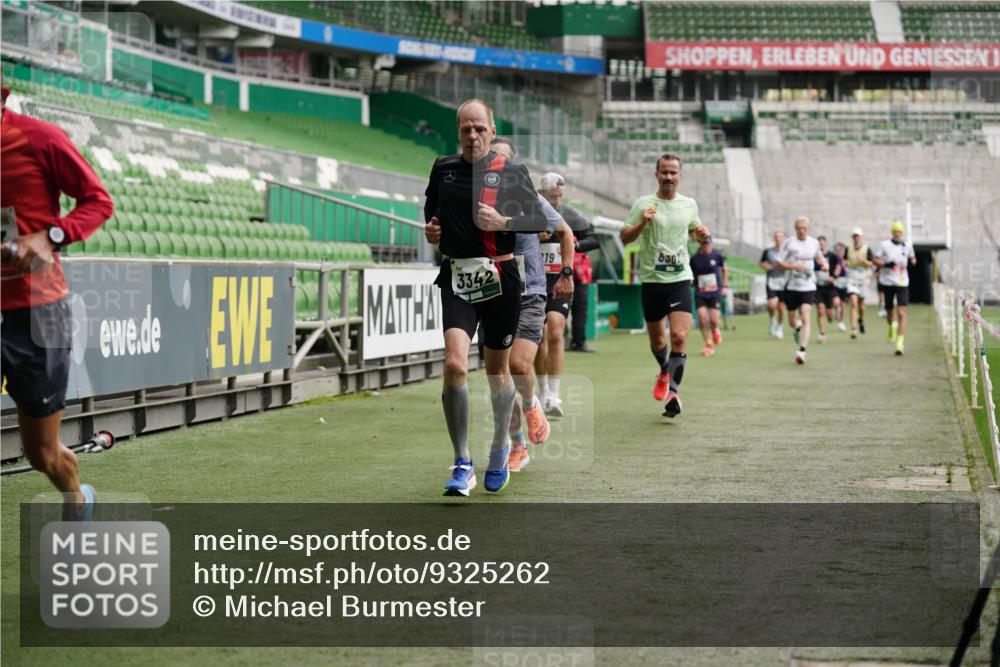 05.10.2025 - 20. swb-Marathon Bremen Michael Burmester http://msf.ph/oto/9325262 05.10.2025 12:44:43 Laufen im Stadion 109, 329, 506, 539, 548, 642, 657, 819, 917, 1631, 2013, 2092, 2188, 2666, 2719, 3150, 3219, 3251, 3327, 3342, 3982, 4358, 4422, 5908, 6302, 6633, 7099, 7373, 7525, 8030, 8169, 8351, 8382, 9130, 288, 1196, 2249, 7949 meine-sportfotos.de
