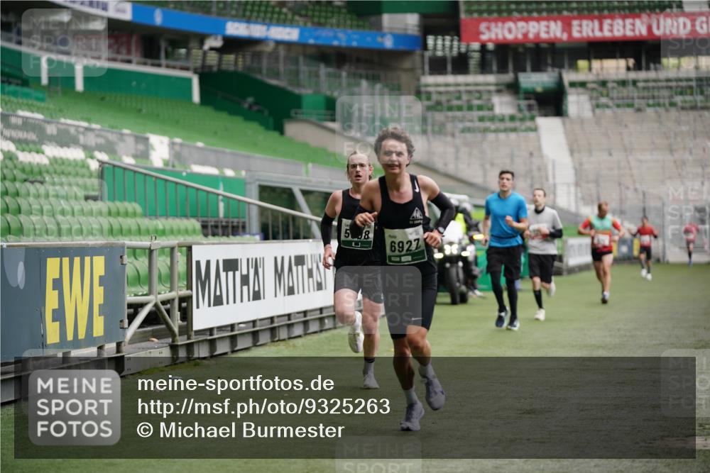 05.10.2025 - 20. swb-Marathon Bremen Michael Burmester http://msf.ph/oto/9325263 05.10.2025 12:34:27 Laufen im Stadion 838, 870, 925, 993, 1034, 1221, 1338, 1339, 1444, 2151, 3552, 5608, 5640, 6927, 6984, 7442, 307, 474, 900, 1070, 1360, 1372, 7259, 8550, 9046 meine-sportfotos.de