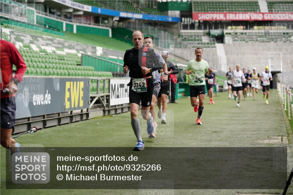 05.10.2025 - 20. swb-Marathon Bremen Michael Burmester http://msf.ph/oto/9325266 05.10.2025 12:44:43 Laufen im Stadion 109, 329, 506, 539, 548, 642, 657, 819, 917, 1631, 2013, 2092, 2188, 2666, 2719, 3150, 3219, 3251, 3327, 3342, 3982, 4358, 4422, 5908, 6302, 6633, 7099, 7373, 7525, 8030, 8169, 8351, 8382, 9130, 288, 1196, 2249, 7949 meine-sportfotos.de