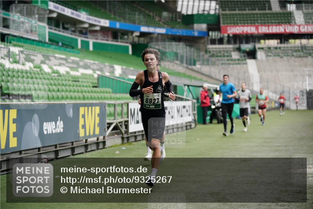 05.10.2025 - 20. swb-Marathon Bremen Michael Burmester http://msf.ph/oto/9325267 05.10.2025 12:34:28 Laufen im Stadion 838, 870, 925, 993, 1034, 1221, 1338, 1339, 1444, 2151, 3552, 5608, 5640, 6927, 6984, 7442, 307, 474, 900, 1070, 1360, 1372, 7259, 8550, 9046 meine-sportfotos.de