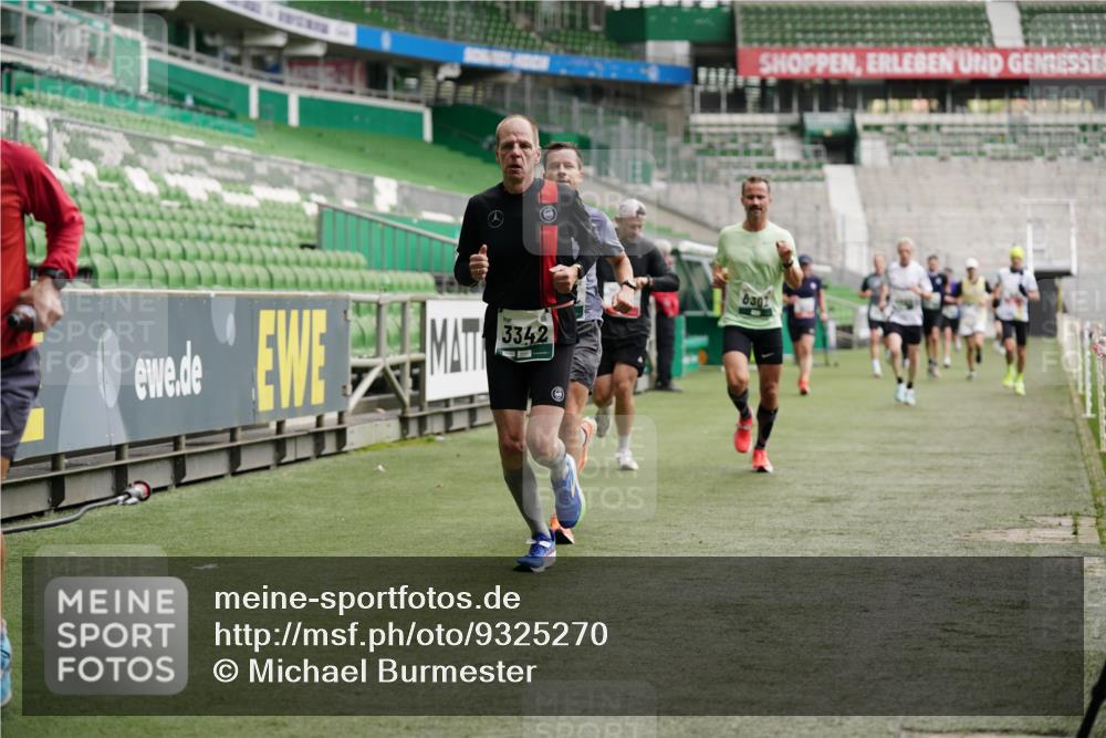 05.10.2025 - 20. swb-Marathon Bremen Michael Burmester http://msf.ph/oto/9325270 05.10.2025 12:44:43 Laufen im Stadion 109, 329, 506, 539, 548, 642, 657, 819, 917, 1631, 2013, 2092, 2188, 2666, 2719, 3150, 3219, 3251, 3327, 3342, 3982, 4358, 4422, 5908, 6302, 6633, 7099, 7373, 7525, 8030, 8169, 8351, 8382, 9130, 288, 1196, 2249, 7949 meine-sportfotos.de