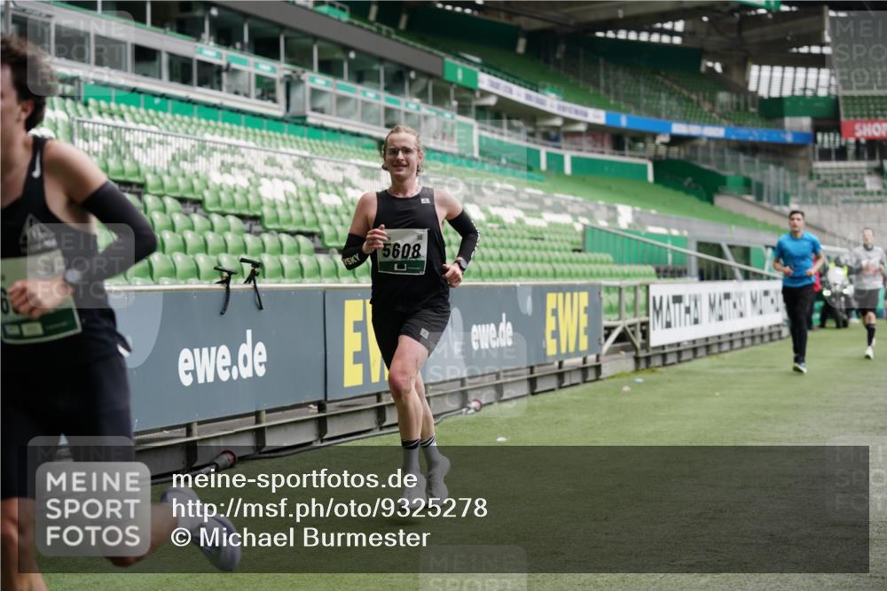 05.10.2025 - 20. swb-Marathon Bremen Michael Burmester http://msf.ph/oto/9325278 05.10.2025 12:34:30 Laufen im Stadion 328, 838, 870, 925, 993, 1034, 1221, 1338, 1339, 1444, 2151, 3552, 5608, 5640, 6927, 6984, 7442, 307, 474, 900, 1070, 1360, 5640, 8550, 9046 meine-sportfotos.de