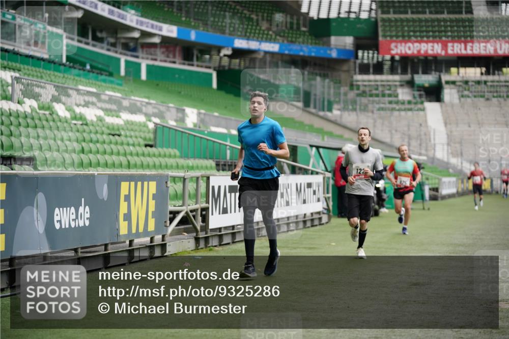 05.10.2025 - 20. swb-Marathon Bremen Michael Burmester http://msf.ph/oto/9325286 05.10.2025 12:34:32 Laufen im Stadion 328, 838, 870, 925, 993, 1034, 1221, 1338, 1339, 1444, 2151, 3552, 5608, 6927, 6984, 7442, 307, 474, 900, 1360, 5640, 8550, 9046 meine-sportfotos.de