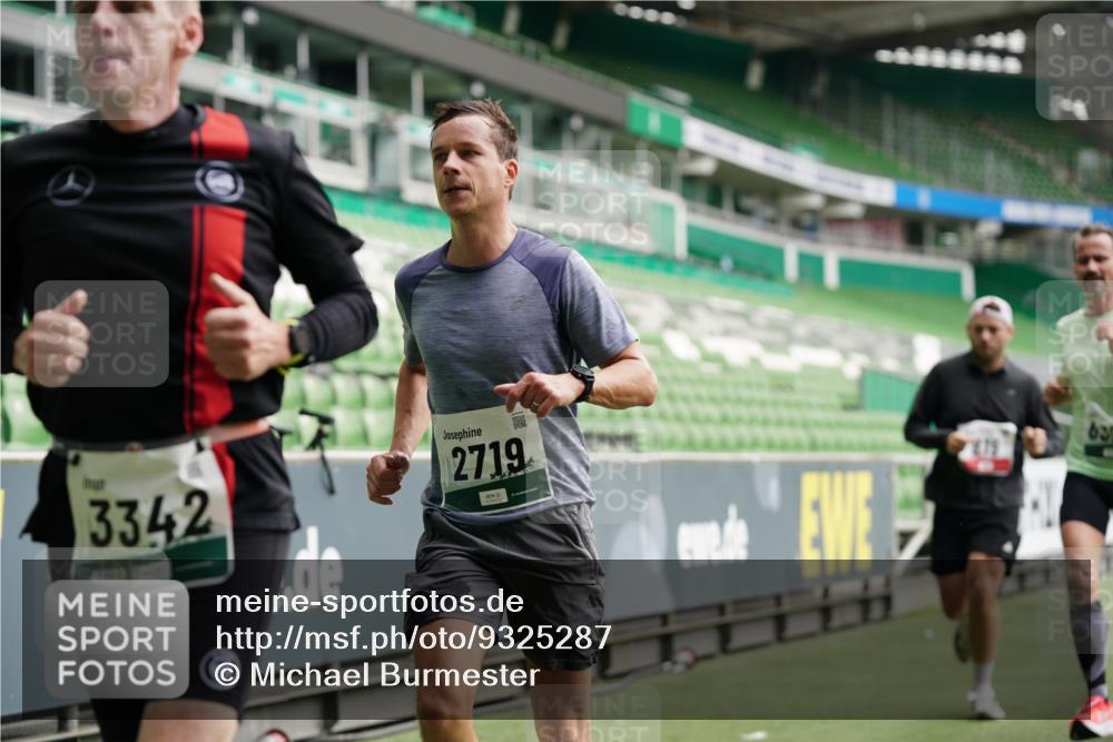 05.10.2025 - 20. swb-Marathon Bremen Michael Burmester http://msf.ph/oto/9325287 05.10.2025 12:44:46 Laufen im Stadion 109, 329, 506, 539, 642, 657, 819, 917, 1631, 2013, 2092, 2188, 2666, 2719, 3150, 3219, 3251, 3327, 3342, 3982, 4358, 4422, 4571, 6302, 6633, 6996, 7099, 7373, 7525, 8169, 8351, 8382, 8828, 9130, 288, 548, 1196, 2249, 5908, 7949, 8030 meine-sportfotos.de