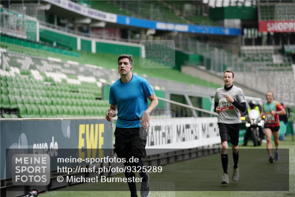 05.10.2025 - 20. swb-Marathon Bremen Michael Burmester http://msf.ph/oto/9325289 05.10.2025 12:34:33 Laufen im Stadion 328, 838, 870, 925, 993, 1034, 1221, 1338, 1339, 1444, 2151, 3552, 5608, 6927, 6984, 7442, 307, 474, 900, 1360, 5640, 8550, 9046 meine-sportfotos.de