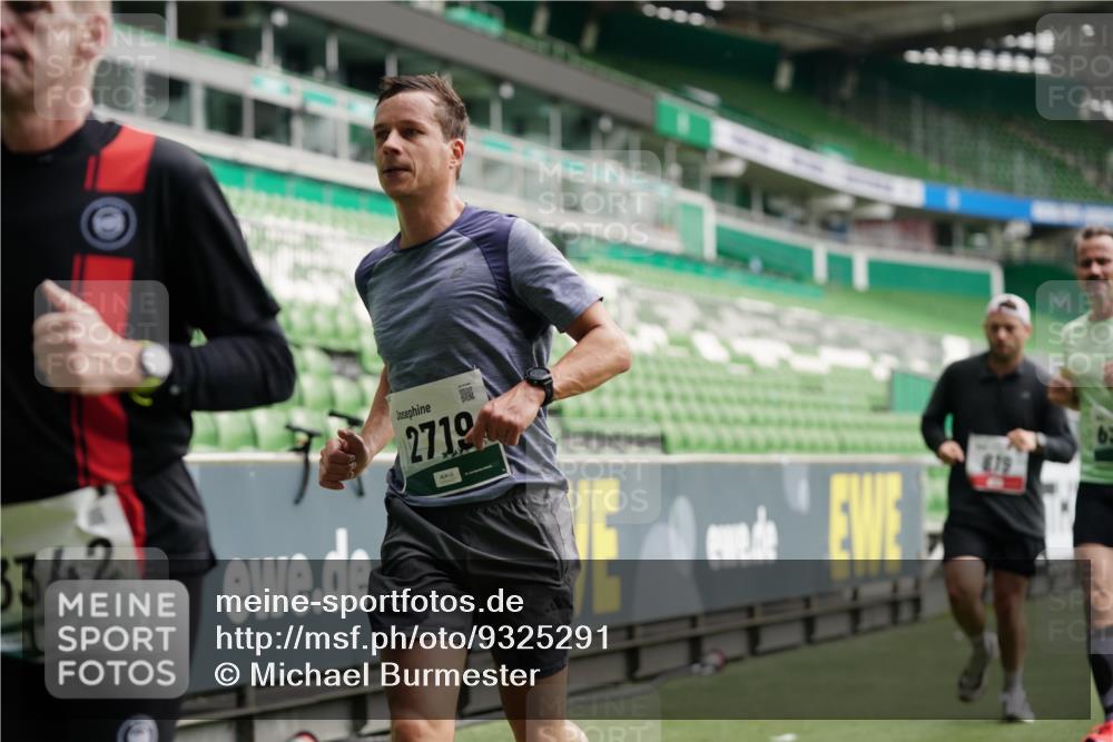05.10.2025 - 20. swb-Marathon Bremen Michael Burmester http://msf.ph/oto/9325291 05.10.2025 12:44:46 Laufen im Stadion 109, 329, 506, 539, 642, 657, 819, 917, 1631, 2013, 2092, 2188, 2666, 2719, 3150, 3219, 3251, 3327, 3342, 3982, 4358, 4422, 4571, 6302, 6633, 6996, 7099, 7373, 7525, 8169, 8351, 8382, 8828, 9130, 288, 548, 1196, 2249, 5908, 7949, 8030 meine-sportfotos.de