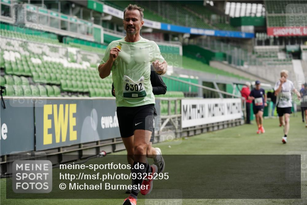 05.10.2025 - 20. swb-Marathon Bremen Michael Burmester http://msf.ph/oto/9325295 05.10.2025 12:44:47 Laufen im Stadion 109, 329, 506, 539, 642, 657, 819, 917, 1631, 2013, 2092, 2188, 2666, 2719, 3150, 3219, 3251, 3327, 3342, 3982, 4358, 4422, 4571, 6302, 6633, 6996, 7099, 7373, 7525, 8169, 8351, 8382, 8828, 9130, 288, 548, 1196, 2249, 5908, 7949, 8030 meine-sportfotos.de