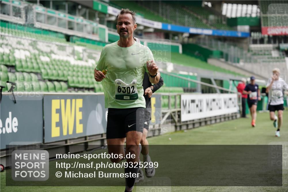 05.10.2025 - 20. swb-Marathon Bremen Michael Burmester http://msf.ph/oto/9325299 05.10.2025 12:44:47 Laufen im Stadion 109, 329, 506, 539, 642, 657, 819, 917, 1631, 2013, 2092, 2188, 2666, 2719, 3150, 3219, 3251, 3327, 3342, 3982, 4358, 4422, 4571, 6302, 6633, 6996, 7099, 7373, 7525, 8169, 8351, 8382, 8828, 9130, 288, 548, 1196, 2249, 5908, 7949, 8030 meine-sportfotos.de