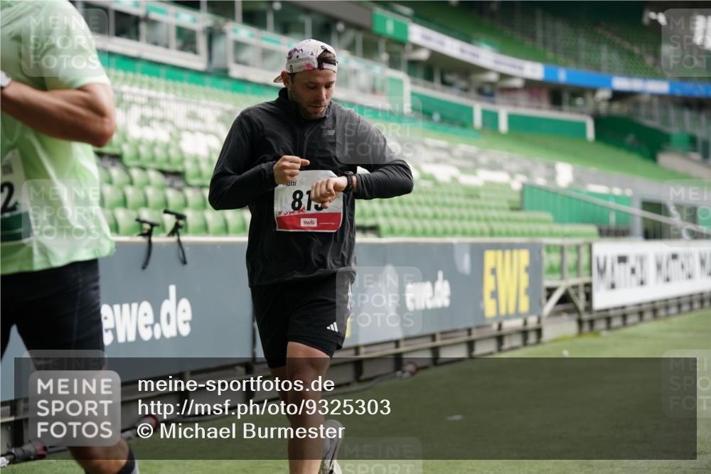 05.10.2025 - 20. swb-Marathon Bremen Michael Burmester http://msf.ph/oto/9325303 05.10.2025 12:44:48 Laufen im Stadion 109, 329, 506, 539, 642, 657, 819, 917, 1055, 1631, 2013, 2092, 2188, 2666, 2719, 3150, 3219, 3251, 3327, 3342, 3982, 4358, 4422, 4571, 6302, 6633, 6996, 7099, 7373, 7525, 8169, 8351, 8382, 8828, 9130, 548, 1196, 2249, 5908, 7373, 7949, 8030 meine-sportfotos.de