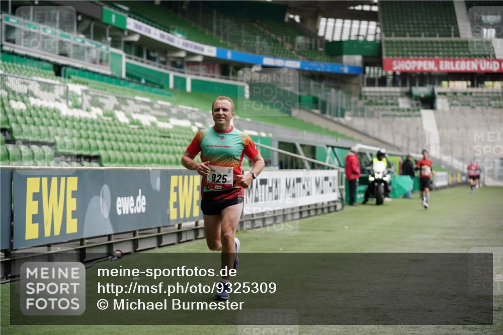 05.10.2025 - 20. swb-Marathon Bremen Michael Burmester http://msf.ph/oto/9325309 05.10.2025 12:34:38 Laufen im Stadion 328, 870, 925, 993, 1034, 1221, 1339, 1444, 2151, 3552, 5608, 6927, 7442, 838, 1338, 1360, 5640, 6984, 8550, 9046 meine-sportfotos.de