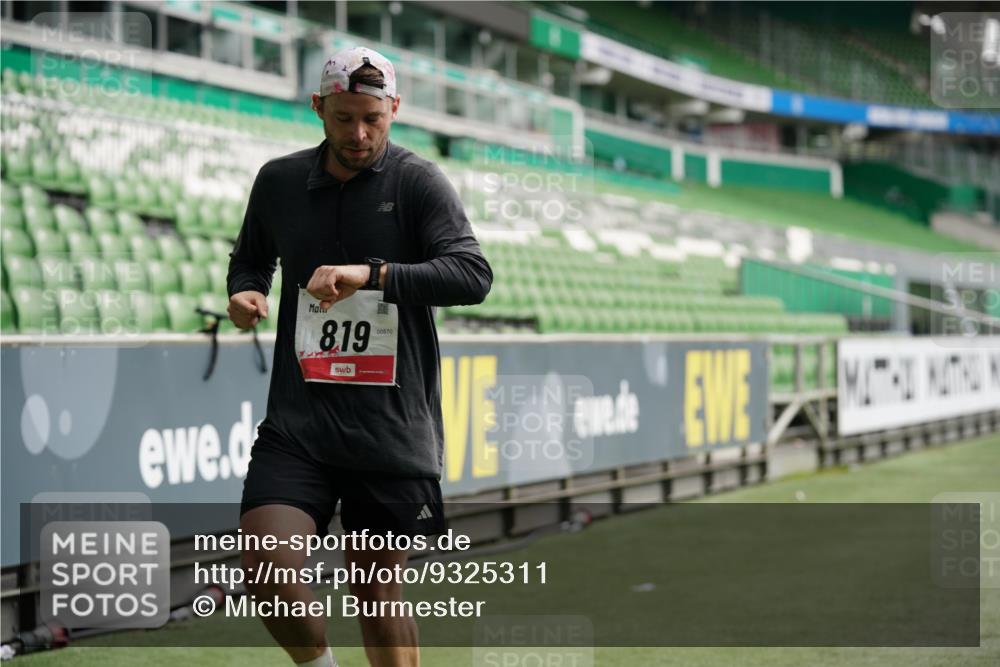05.10.2025 - 20. swb-Marathon Bremen Michael Burmester http://msf.ph/oto/9325311 05.10.2025 12:44:48 Laufen im Stadion 109, 329, 506, 539, 642, 657, 819, 917, 1055, 1631, 2013, 2092, 2188, 2666, 2719, 3150, 3219, 3251, 3327, 3342, 3982, 4358, 4422, 4571, 6302, 6633, 6996, 7099, 7373, 7525, 8169, 8351, 8382, 8828, 9130, 548, 1196, 2249, 5908, 7373, 7949, 8030 meine-sportfotos.de