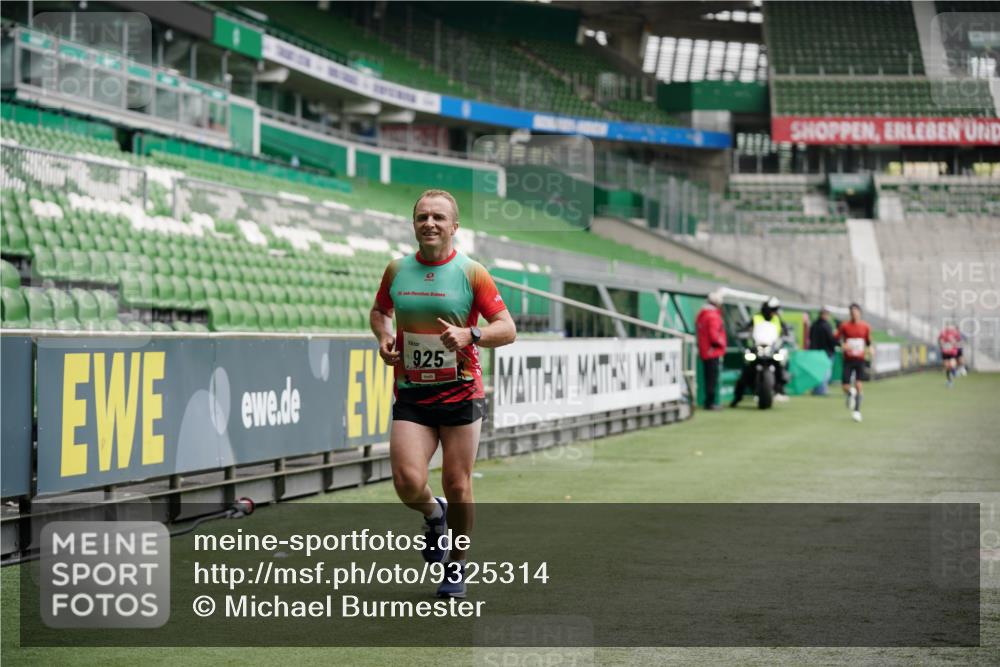 05.10.2025 - 20. swb-Marathon Bremen Michael Burmester http://msf.ph/oto/9325314 05.10.2025 12:34:38 Laufen im Stadion 328, 870, 925, 993, 1034, 1221, 1339, 1444, 2151, 3552, 5608, 6927, 7442, 838, 1338, 1360, 5640, 6984, 8550, 9046 meine-sportfotos.de