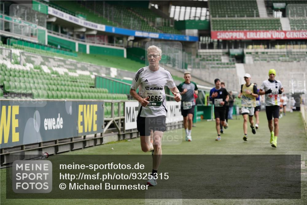 05.10.2025 - 20. swb-Marathon Bremen Michael Burmester http://msf.ph/oto/9325315 05.10.2025 12:44:50 Laufen im Stadion 109, 506, 539, 642, 657, 819, 917, 1055, 1631, 2013, 2092, 2188, 2666, 2719, 3150, 3218, 3219, 3251, 3327, 3342, 3982, 4358, 4422, 4571, 6302, 6633, 6996, 7099, 7525, 8169, 8351, 8382, 8828, 9130, 329, 548, 1196, 2249, 5908, 7373, 7949, 8030 meine-sportfotos.de