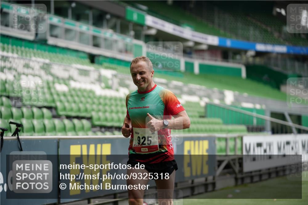 05.10.2025 - 20. swb-Marathon Bremen Michael Burmester http://msf.ph/oto/9325318 05.10.2025 12:34:39 Laufen im Stadion 328, 870, 925, 993, 1034, 1221, 1339, 1444, 2151, 3552, 5608, 6927, 7442, 838, 1338, 5640, 6984, 7442, 8550, 9046 meine-sportfotos.de