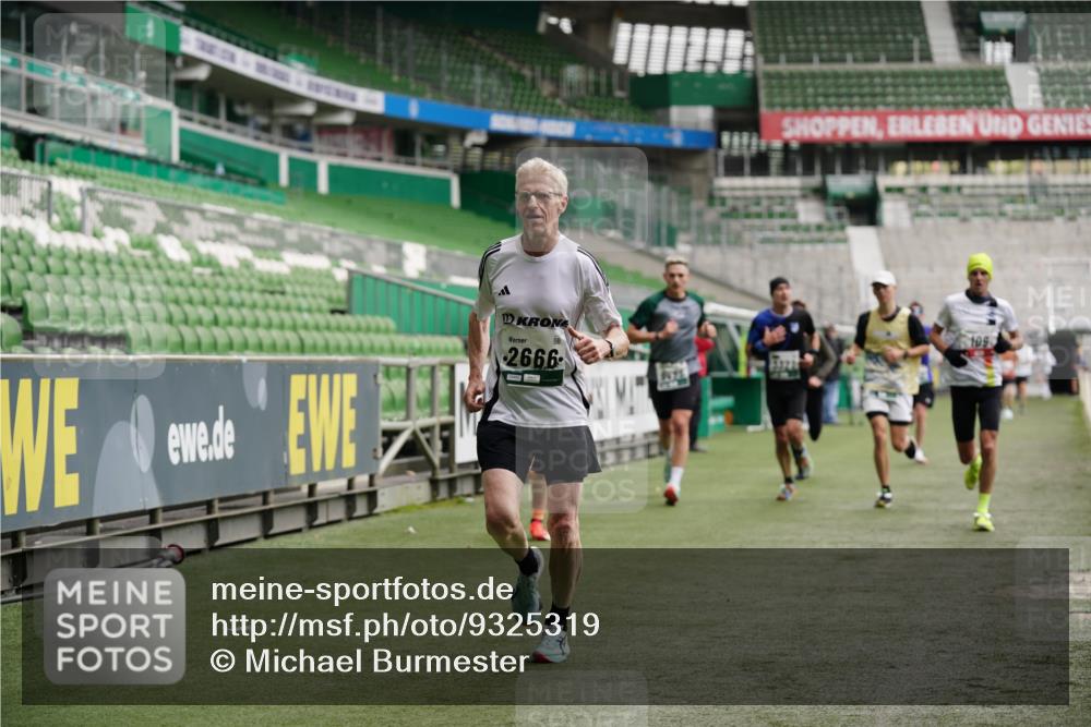 05.10.2025 - 20. swb-Marathon Bremen Michael Burmester http://msf.ph/oto/9325319 05.10.2025 12:44:50 Laufen im Stadion 109, 506, 539, 642, 657, 819, 917, 1055, 1631, 2013, 2092, 2188, 2666, 2719, 3150, 3218, 3219, 3251, 3327, 3342, 3982, 4358, 4422, 4571, 6302, 6633, 6996, 7099, 7525, 8169, 8351, 8382, 8828, 9130, 329, 548, 1196, 2249, 5908, 7373, 7949, 8030 meine-sportfotos.de