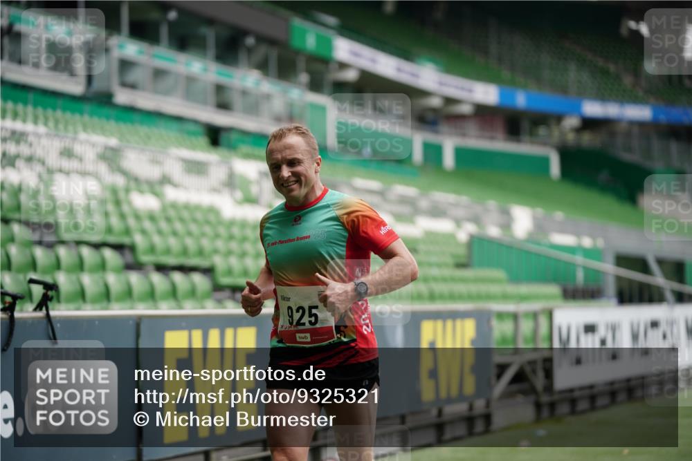 05.10.2025 - 20. swb-Marathon Bremen Michael Burmester http://msf.ph/oto/9325321 05.10.2025 12:34:39 Laufen im Stadion 328, 870, 925, 993, 1034, 1221, 1339, 1444, 2151, 3552, 5608, 6927, 7442, 838, 1338, 5640, 6984, 7442, 8550, 9046 meine-sportfotos.de