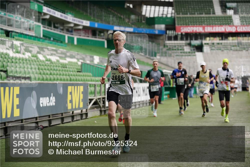 05.10.2025 - 20. swb-Marathon Bremen Michael Burmester http://msf.ph/oto/9325324 05.10.2025 12:44:50 Laufen im Stadion 109, 506, 539, 642, 657, 819, 917, 1055, 1631, 2013, 2092, 2188, 2666, 2719, 3150, 3218, 3219, 3251, 3327, 3342, 3982, 4358, 4422, 4571, 6302, 6633, 6996, 7099, 7525, 8169, 8351, 8382, 8828, 9130, 329, 548, 1196, 2249, 5908, 7373, 7949, 8030 meine-sportfotos.de