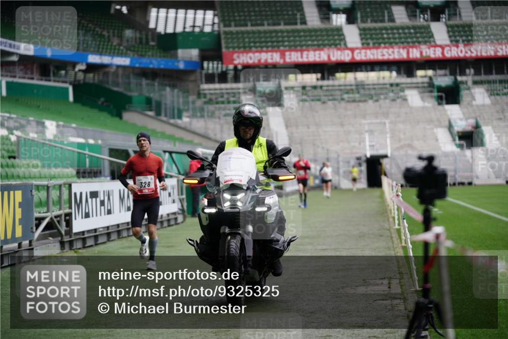 05.10.2025 - 20. swb-Marathon Bremen Michael Burmester http://msf.ph/oto/9325325 05.10.2025 12:34:45 Laufen im Stadion 328, 870, 925, 1034, 1221, 1232, 1339, 1444, 2151, 5608, 6927, 838, 993, 1338, 3552, 5640, 6984, 7442, 8550, 9046 meine-sportfotos.de