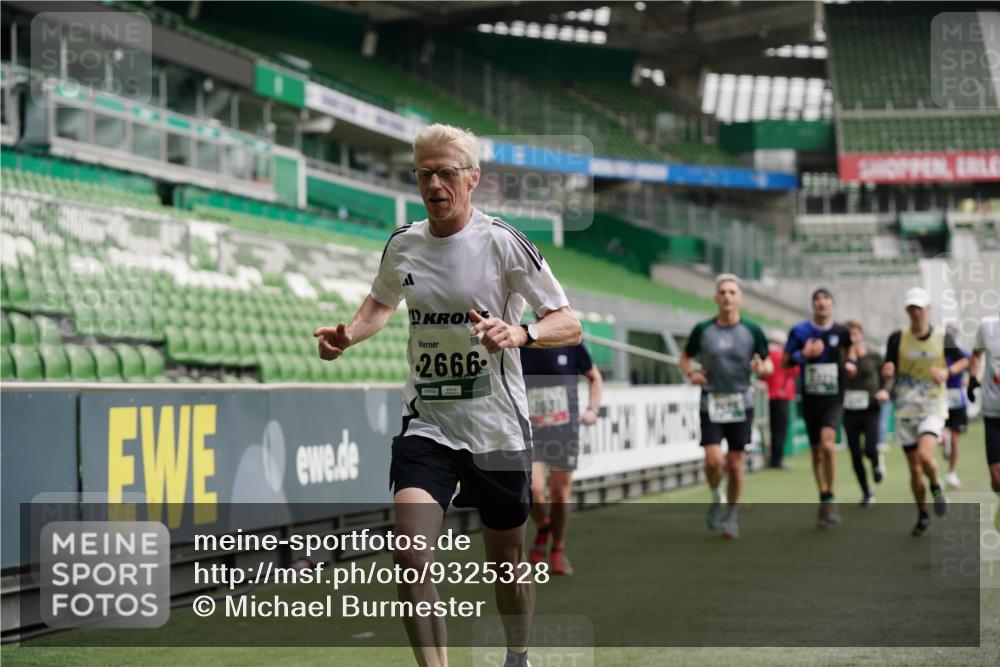 05.10.2025 - 20. swb-Marathon Bremen Michael Burmester http://msf.ph/oto/9325328 05.10.2025 12:44:50 Laufen im Stadion 109, 506, 539, 642, 657, 819, 917, 1055, 1631, 2013, 2092, 2188, 2666, 2719, 3150, 3218, 3219, 3251, 3327, 3342, 3982, 4358, 4422, 4571, 6302, 6633, 6996, 7099, 7525, 8169, 8351, 8382, 8828, 9130, 329, 548, 1196, 2249, 5908, 7373, 7949, 8030 meine-sportfotos.de