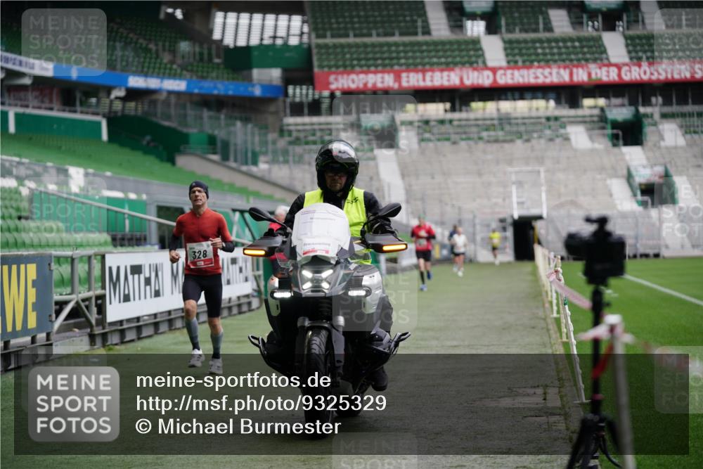05.10.2025 - 20. swb-Marathon Bremen Michael Burmester http://msf.ph/oto/9325329 05.10.2025 12:34:45 Laufen im Stadion 328, 870, 925, 1034, 1221, 1232, 1339, 1444, 2151, 5608, 6927, 838, 993, 1338, 3552, 5640, 6984, 7442, 8550, 9046 meine-sportfotos.de