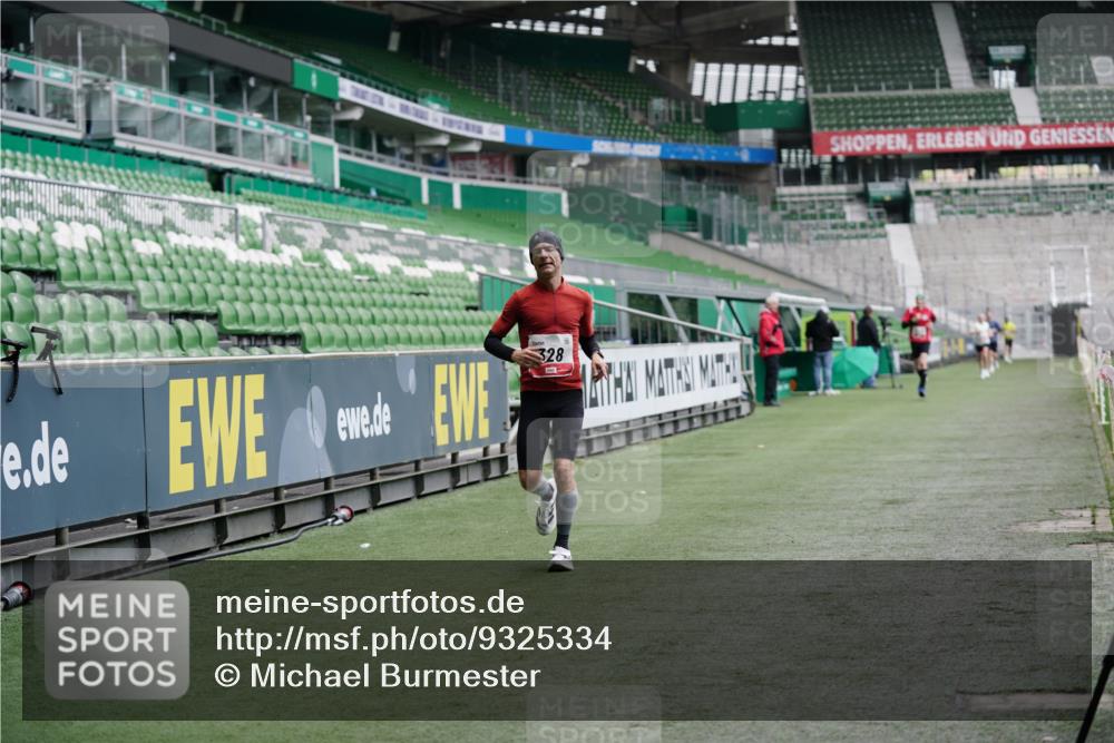 05.10.2025 - 20. swb-Marathon Bremen Michael Burmester http://msf.ph/oto/9325334 05.10.2025 12:34:47 Laufen im Stadion 328, 870, 925, 1034, 1221, 1232, 1339, 1444, 2151, 5608, 6927, 838, 993, 1338, 1339, 3552, 5640, 6984, 7442 meine-sportfotos.de
