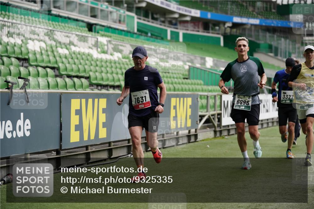 05.10.2025 - 20. swb-Marathon Bremen Michael Burmester http://msf.ph/oto/9325335 05.10.2025 12:44:52 Laufen im Stadion 109, 506, 539, 642, 657, 819, 917, 1055, 1631, 2013, 2188, 2666, 2719, 3150, 3218, 3219, 3251, 3327, 3342, 3982, 4358, 4422, 4571, 6302, 6633, 6996, 7099, 7525, 8169, 8351, 8382, 8828, 9130, 329, 548, 1196, 2092, 2249, 4422, 5908, 7373, 7949, 8030 meine-sportfotos.de