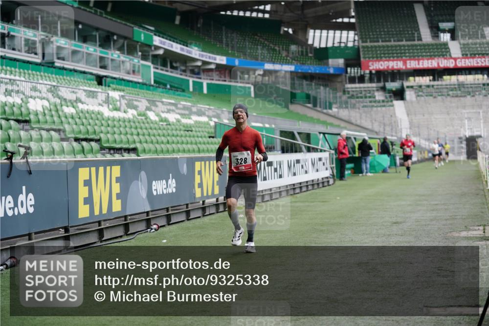 05.10.2025 - 20. swb-Marathon Bremen Michael Burmester http://msf.ph/oto/9325338 05.10.2025 12:34:47 Laufen im Stadion 328, 870, 925, 1034, 1221, 1232, 1339, 1444, 2151, 5608, 6927, 838, 993, 1338, 1339, 3552, 5640, 6984, 7442 meine-sportfotos.de