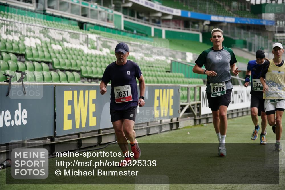 05.10.2025 - 20. swb-Marathon Bremen Michael Burmester http://msf.ph/oto/9325339 05.10.2025 12:44:52 Laufen im Stadion 109, 506, 539, 642, 657, 819, 917, 1055, 1631, 2013, 2188, 2666, 2719, 3150, 3218, 3219, 3251, 3327, 3342, 3982, 4358, 4422, 4571, 6302, 6633, 6996, 7099, 7525, 8169, 8351, 8382, 8828, 9130, 329, 548, 1196, 2092, 2249, 4422, 5908, 7373, 7949, 8030 meine-sportfotos.de