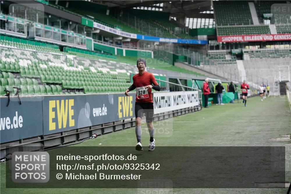 05.10.2025 - 20. swb-Marathon Bremen Michael Burmester http://msf.ph/oto/9325342 05.10.2025 12:34:47 Laufen im Stadion 328, 870, 925, 1034, 1221, 1232, 1339, 1444, 2151, 5608, 6927, 838, 993, 1338, 1339, 3552, 5640, 6984, 7442 meine-sportfotos.de