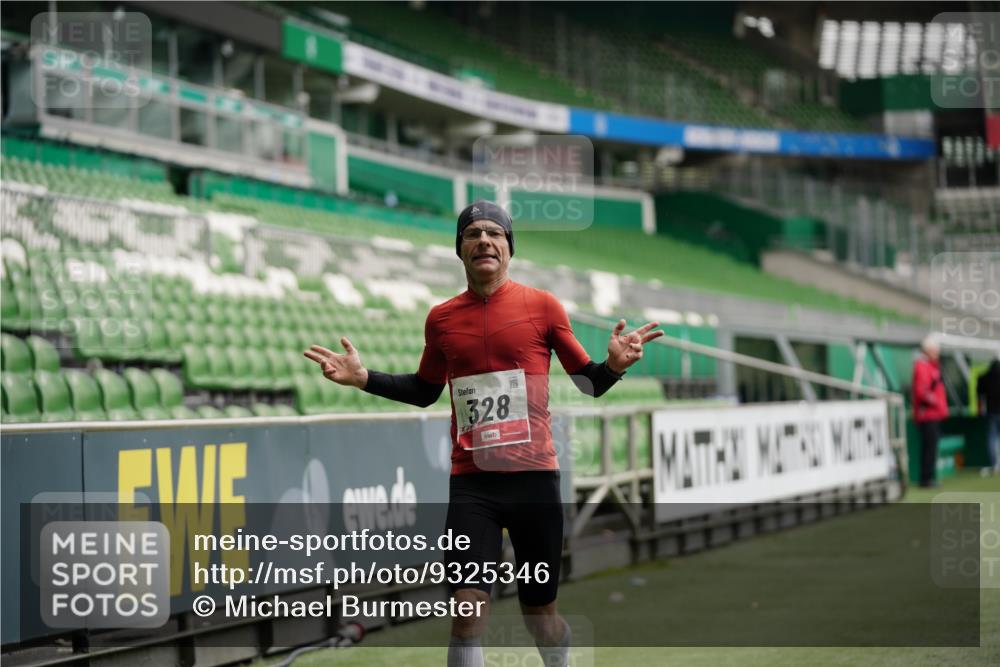 05.10.2025 - 20. swb-Marathon Bremen Michael Burmester http://msf.ph/oto/9325346 05.10.2025 12:34:48 Laufen im Stadion 328, 870, 925, 1034, 1221, 1232, 1444, 2151, 5608, 6927, 838, 993, 1338, 1339, 3552, 5640, 6984, 7442 meine-sportfotos.de