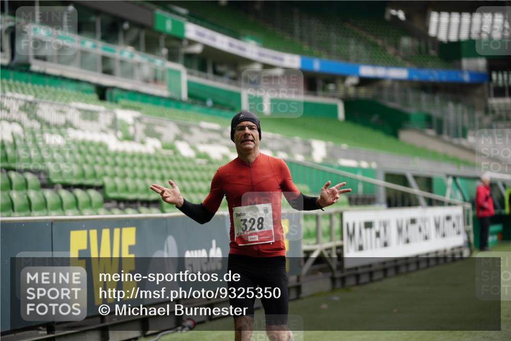 05.10.2025 - 20. swb-Marathon Bremen Michael Burmester http://msf.ph/oto/9325350 05.10.2025 12:34:48 Laufen im Stadion 328, 870, 925, 1034, 1221, 1232, 1444, 2151, 5608, 6927, 838, 993, 1338, 1339, 3552, 5640, 6984, 7442 meine-sportfotos.de