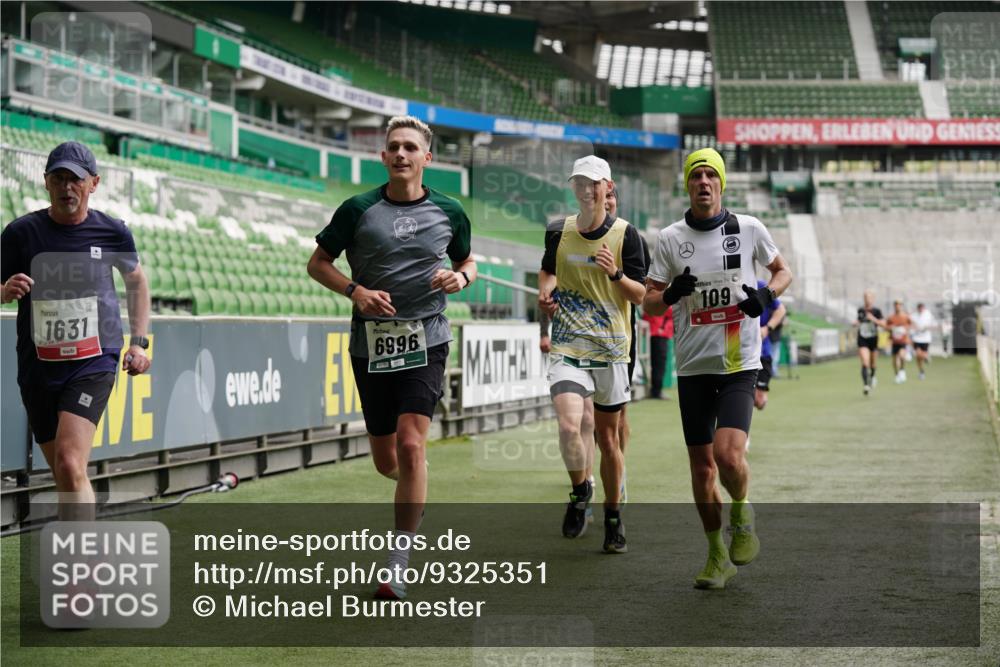 05.10.2025 - 20. swb-Marathon Bremen Michael Burmester http://msf.ph/oto/9325351 05.10.2025 12:44:53 Laufen im Stadion 109, 506, 539, 642, 657, 819, 917, 1055, 1631, 2013, 2188, 2666, 2719, 3150, 3218, 3219, 3251, 3327, 3342, 3982, 4358, 4571, 6302, 6633, 6996, 7099, 7525, 8169, 8351, 8382, 8828, 9130, 329, 548, 1196, 2092, 2249, 4422, 5908, 7373, 7949, 8030 meine-sportfotos.de