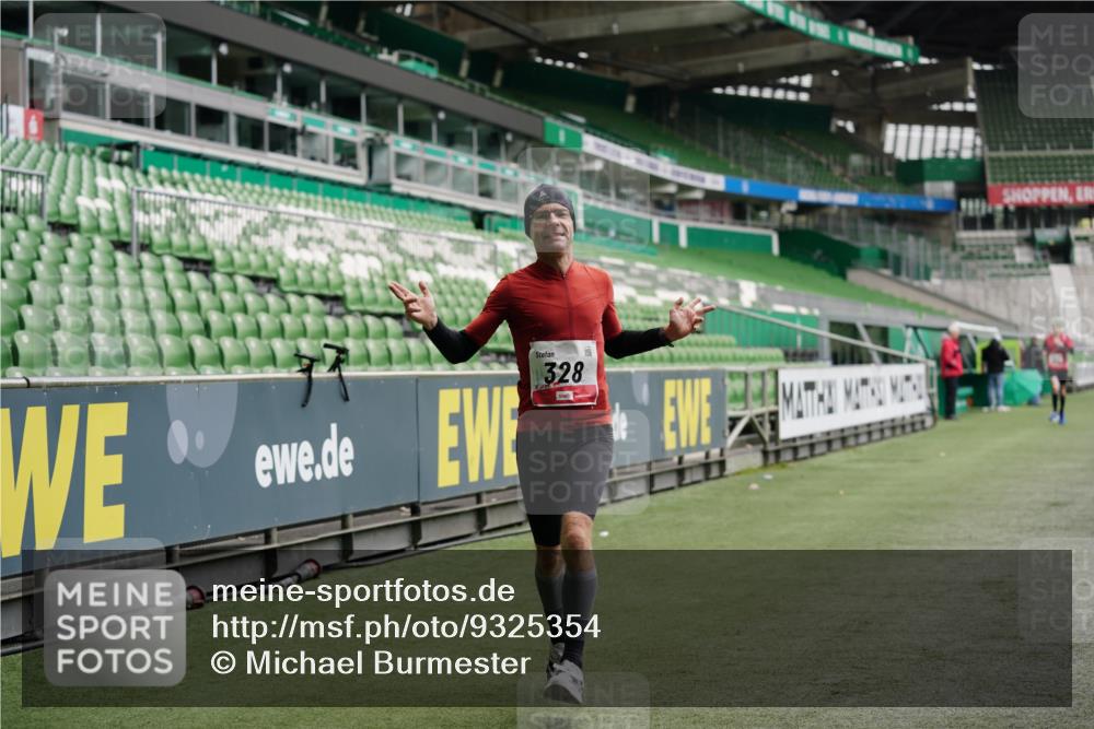 05.10.2025 - 20. swb-Marathon Bremen Michael Burmester http://msf.ph/oto/9325354 05.10.2025 12:34:49 Laufen im Stadion 235, 328, 870, 925, 1034, 1221, 1232, 1444, 2151, 5608, 6927, 838, 993, 1338, 1339, 3552, 5640, 6984, 7442 meine-sportfotos.de