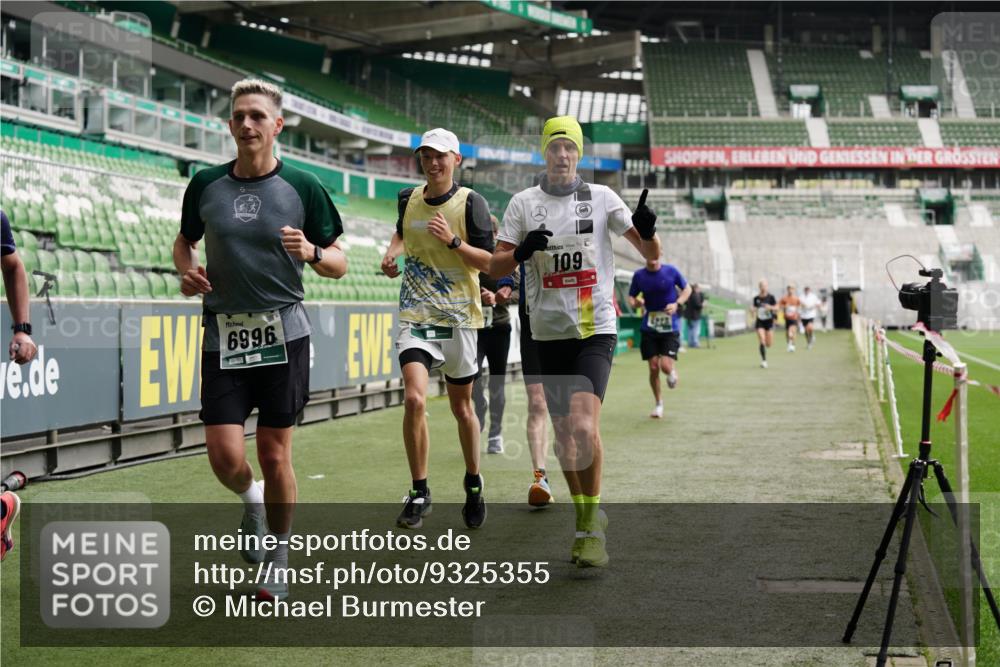 05.10.2025 - 20. swb-Marathon Bremen Michael Burmester http://msf.ph/oto/9325355 05.10.2025 12:44:54 Laufen im Stadion 109, 506, 539, 642, 657, 819, 917, 1055, 1631, 2013, 2188, 2666, 2719, 3150, 3218, 3219, 3251, 3327, 3342, 3982, 4358, 4571, 6302, 6633, 6996, 7099, 7525, 8169, 8351, 8382, 8828, 9130, 329, 548, 1196, 2092, 2249, 4422, 5908, 7373, 7949, 8030 meine-sportfotos.de