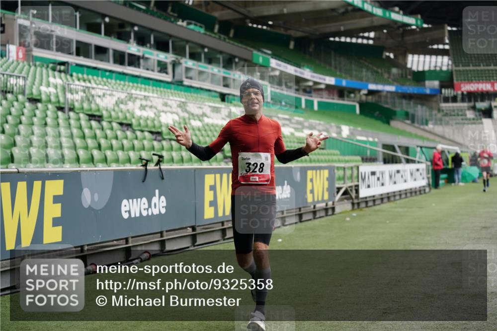 05.10.2025 - 20. swb-Marathon Bremen Michael Burmester http://msf.ph/oto/9325358 05.10.2025 12:34:49 Laufen im Stadion 235, 328, 870, 925, 1034, 1221, 1232, 1444, 2151, 5608, 6927, 838, 993, 1338, 1339, 3552, 5640, 6984, 7442 meine-sportfotos.de
