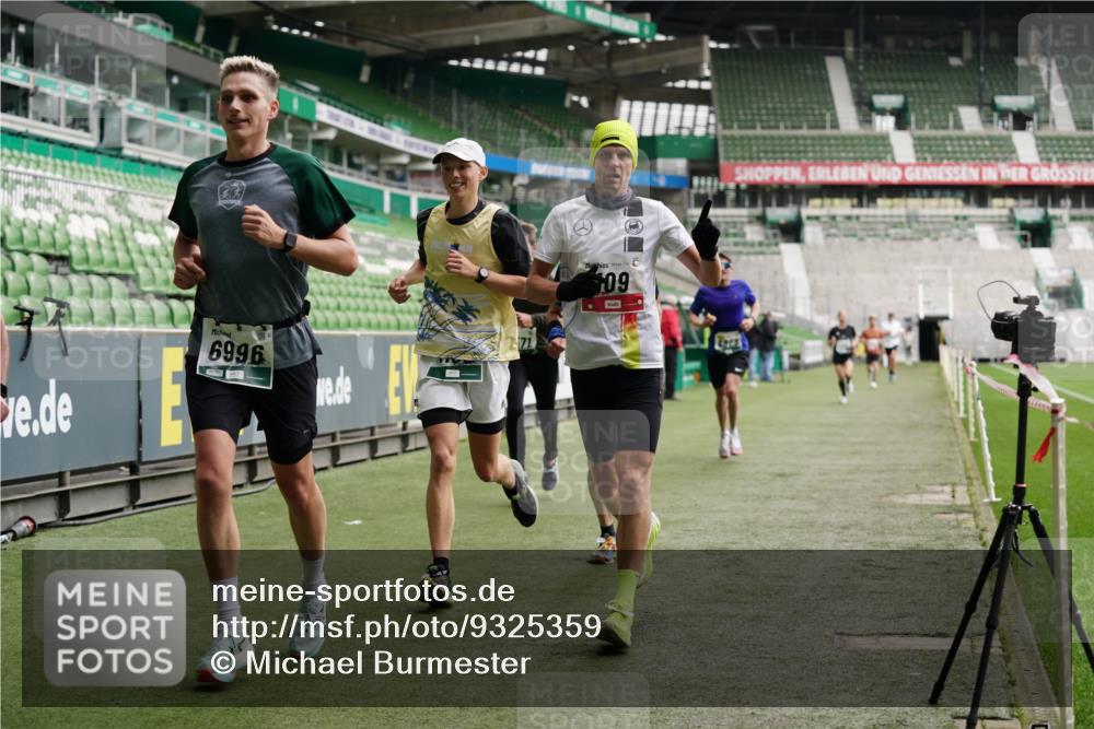 05.10.2025 - 20. swb-Marathon Bremen Michael Burmester http://msf.ph/oto/9325359 05.10.2025 12:44:54 Laufen im Stadion 109, 506, 539, 642, 657, 819, 917, 1055, 1631, 2013, 2188, 2666, 2719, 3150, 3218, 3219, 3251, 3327, 3342, 3982, 4358, 4571, 6302, 6633, 6996, 7099, 7525, 8169, 8351, 8382, 8828, 9130, 329, 548, 1196, 2092, 2249, 4422, 5908, 7373, 7949, 8030 meine-sportfotos.de