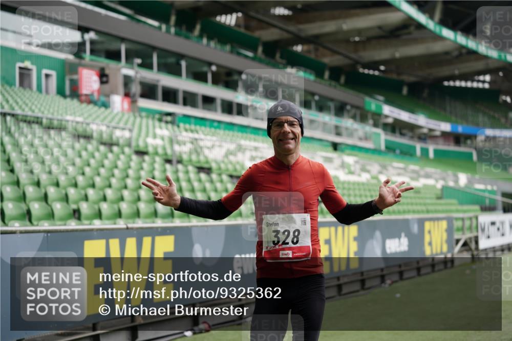 05.10.2025 - 20. swb-Marathon Bremen Michael Burmester http://msf.ph/oto/9325362 05.10.2025 12:34:50 Laufen im Stadion 235, 328, 870, 925, 1034, 1221, 1232, 1444, 2151, 5608, 6927, 838, 993, 1338, 1339, 3552, 5640, 6984, 7442 meine-sportfotos.de