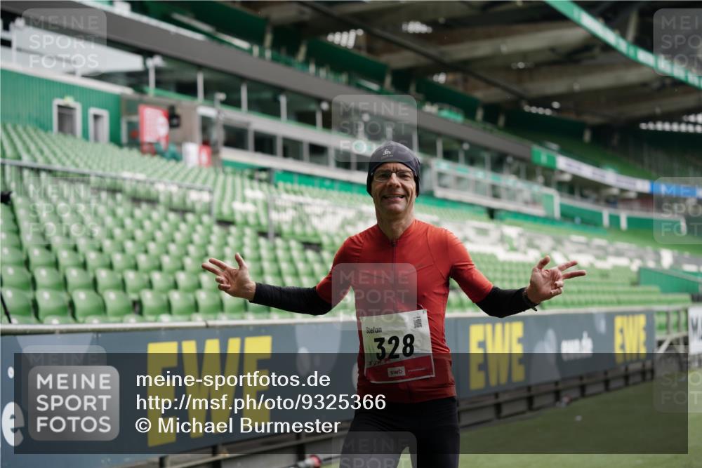05.10.2025 - 20. swb-Marathon Bremen Michael Burmester http://msf.ph/oto/9325366 05.10.2025 12:34:50 Laufen im Stadion 235, 328, 870, 925, 1034, 1221, 1232, 1444, 2151, 5608, 6927, 838, 993, 1338, 1339, 3552, 5640, 6984, 7442 meine-sportfotos.de