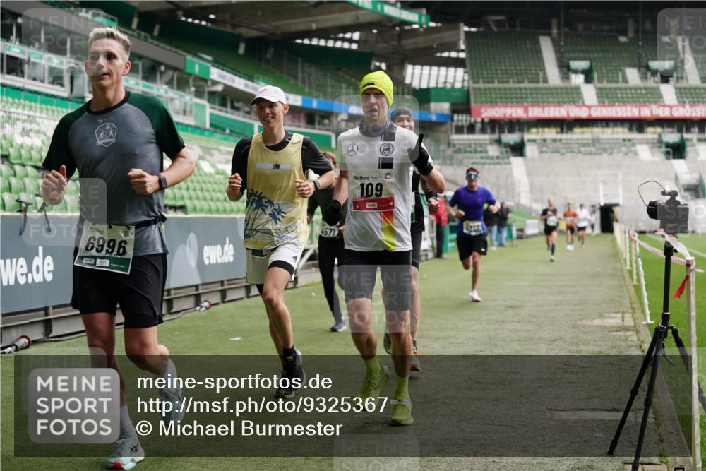 05.10.2025 - 20. swb-Marathon Bremen Michael Burmester http://msf.ph/oto/9325367 05.10.2025 12:44:54 Laufen im Stadion 109, 506, 539, 642, 657, 819, 917, 1055, 1631, 2013, 2188, 2666, 2719, 3150, 3218, 3219, 3251, 3327, 3342, 3982, 4358, 4571, 6302, 6633, 6996, 7099, 7525, 8169, 8351, 8382, 8828, 9130, 329, 548, 1196, 2092, 2249, 4422, 5908, 7373, 7949, 8030 meine-sportfotos.de