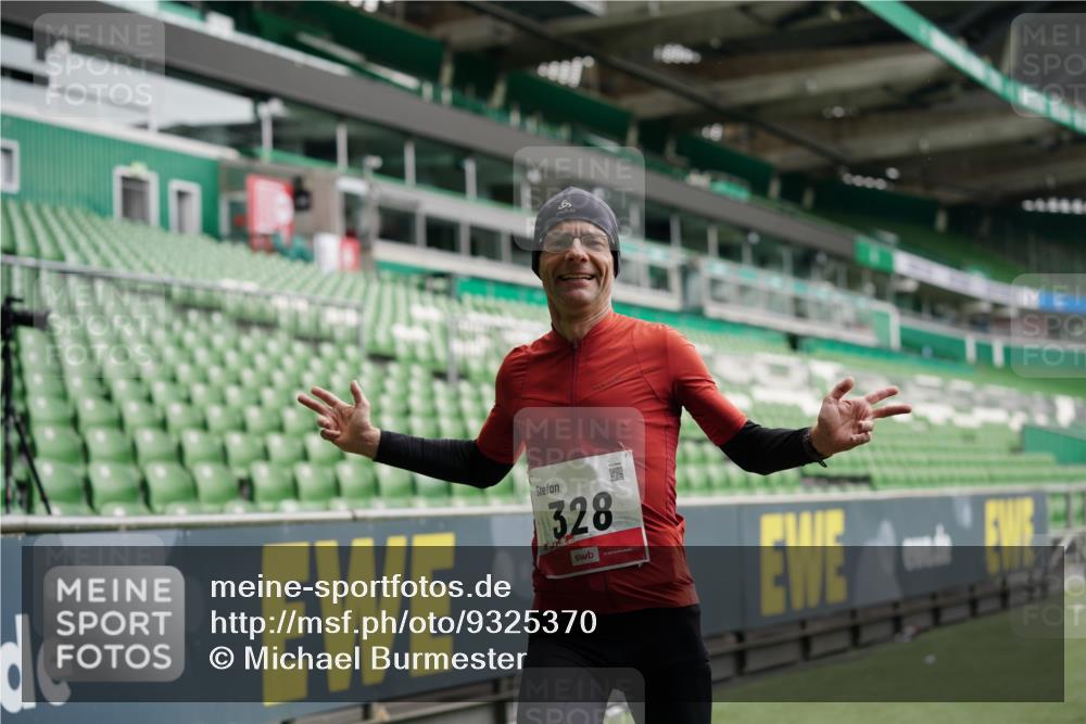 05.10.2025 - 20. swb-Marathon Bremen Michael Burmester http://msf.ph/oto/9325370 05.10.2025 12:34:50 Laufen im Stadion 235, 328, 870, 925, 1034, 1221, 1232, 1444, 2151, 5608, 6927, 838, 993, 1338, 1339, 3552, 5640, 6984, 7442 meine-sportfotos.de