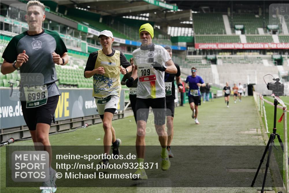 05.10.2025 - 20. swb-Marathon Bremen Michael Burmester http://msf.ph/oto/9325371 05.10.2025 12:44:54 Laufen im Stadion 109, 506, 539, 642, 657, 819, 917, 1055, 1631, 2013, 2188, 2666, 2719, 3150, 3218, 3219, 3251, 3327, 3342, 3982, 4358, 4571, 6302, 6633, 6996, 7099, 7525, 8169, 8351, 8382, 8828, 9130, 329, 548, 1196, 2092, 2249, 4422, 5908, 7373, 7949, 8030 meine-sportfotos.de