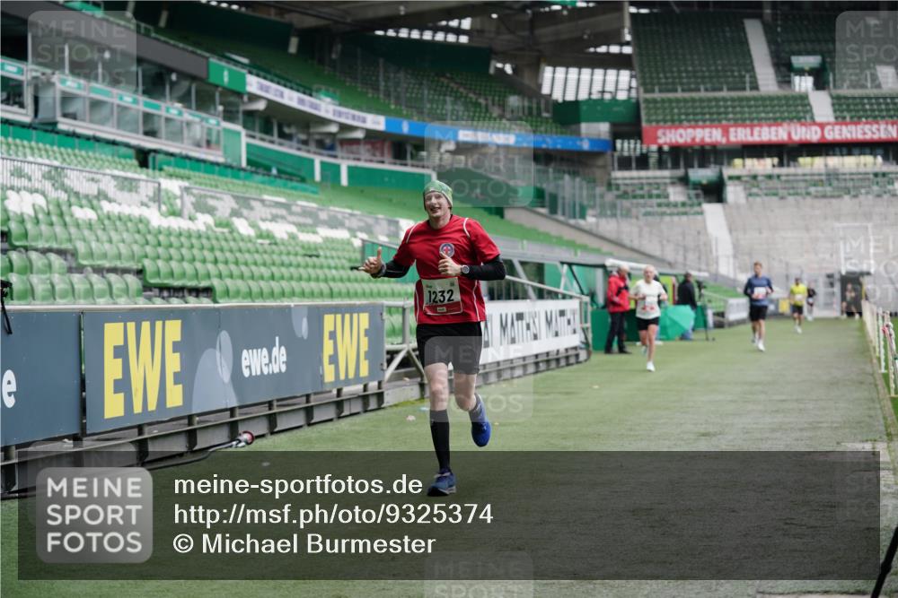 05.10.2025 - 20. swb-Marathon Bremen Michael Burmester http://msf.ph/oto/9325374 05.10.2025 12:34:57 Laufen im Stadion 235, 328, 673, 870, 925, 1221, 1232, 2151, 5608, 6927, 993, 1034, 1339, 1444, 3552, 6984, 7442 meine-sportfotos.de