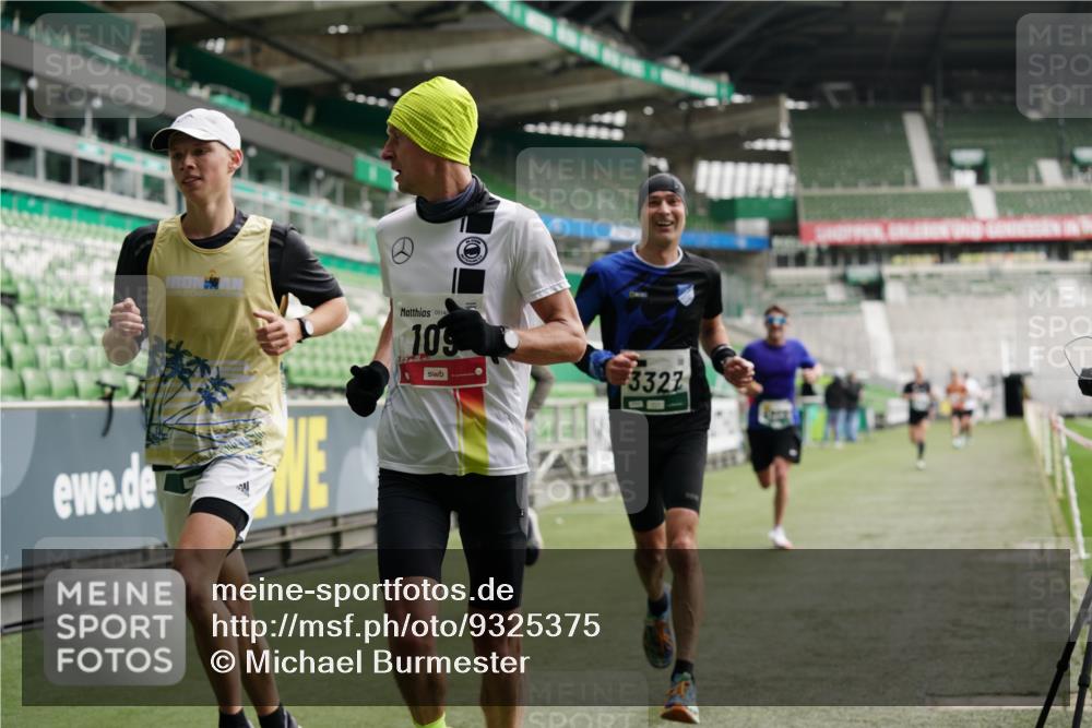 05.10.2025 - 20. swb-Marathon Bremen Michael Burmester http://msf.ph/oto/9325375 05.10.2025 12:44:55 Laufen im Stadion 109, 506, 539, 642, 657, 819, 917, 1055, 1631, 2013, 2188, 2666, 2719, 3150, 3218, 3219, 3251, 3327, 3342, 3982, 4358, 4571, 6302, 6633, 6996, 7099, 7525, 8169, 8351, 8382, 8828, 9130, 329, 548, 1196, 2092, 2249, 4422, 5908, 7373, 7949, 8030 meine-sportfotos.de