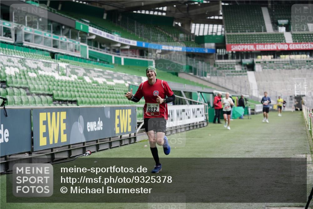 05.10.2025 - 20. swb-Marathon Bremen Michael Burmester http://msf.ph/oto/9325378 05.10.2025 12:34:57 Laufen im Stadion 235, 328, 673, 870, 925, 1221, 1232, 2151, 5608, 6927, 993, 1034, 1339, 1444, 3552, 6984, 7442 meine-sportfotos.de