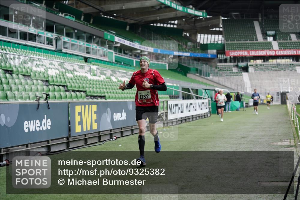 05.10.2025 - 20. swb-Marathon Bremen Michael Burmester http://msf.ph/oto/9325382 05.10.2025 12:34:58 Laufen im Stadion 235, 328, 673, 870, 925, 1221, 1232, 2151, 5608, 6927, 993, 1034, 1339, 1444, 3552, 7442 meine-sportfotos.de