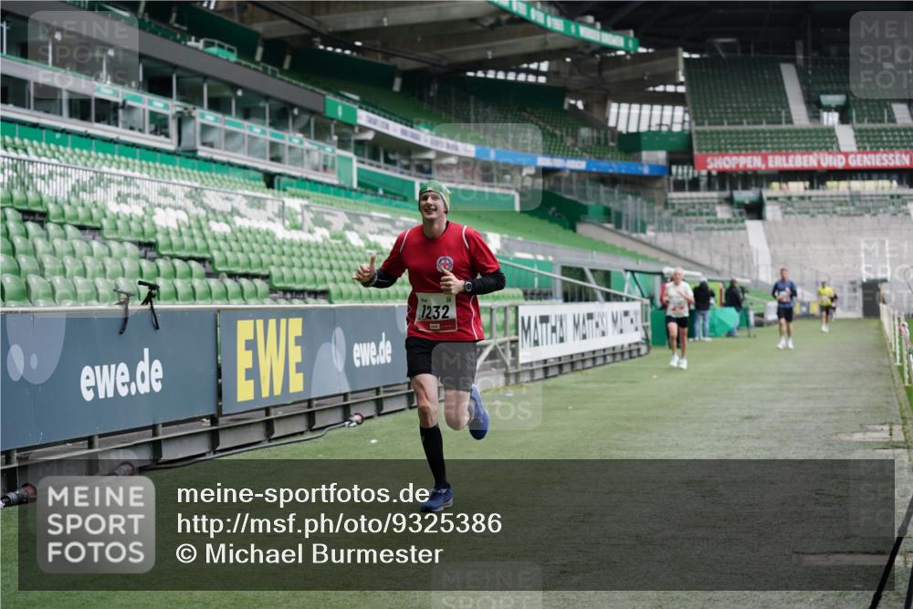 05.10.2025 - 20. swb-Marathon Bremen Michael Burmester http://msf.ph/oto/9325386 05.10.2025 12:34:58 Laufen im Stadion 235, 328, 673, 870, 925, 1221, 1232, 2151, 5608, 6927, 993, 1034, 1339, 1444, 3552, 7442 meine-sportfotos.de