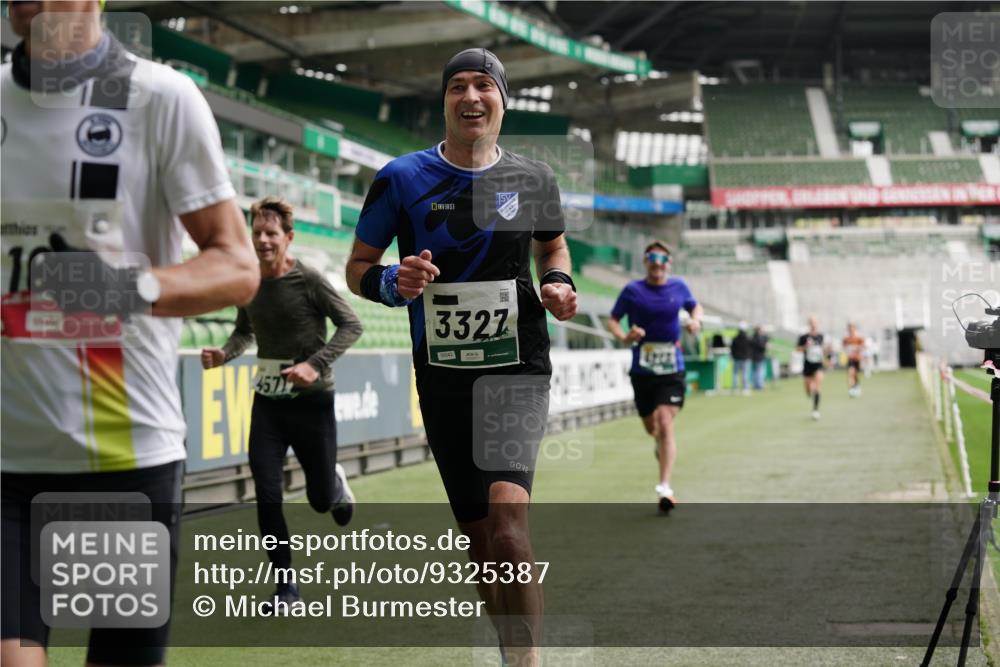 05.10.2025 - 20. swb-Marathon Bremen Michael Burmester http://msf.ph/oto/9325387 05.10.2025 12:44:55 Laufen im Stadion 109, 506, 539, 642, 657, 819, 917, 1055, 1631, 2013, 2188, 2666, 2719, 3150, 3218, 3219, 3251, 3327, 3342, 3982, 4358, 4571, 6302, 6633, 6996, 7099, 7525, 8169, 8351, 8382, 8828, 9130, 329, 548, 1196, 2092, 2249, 4422, 5908, 7373, 7949, 8030 meine-sportfotos.de